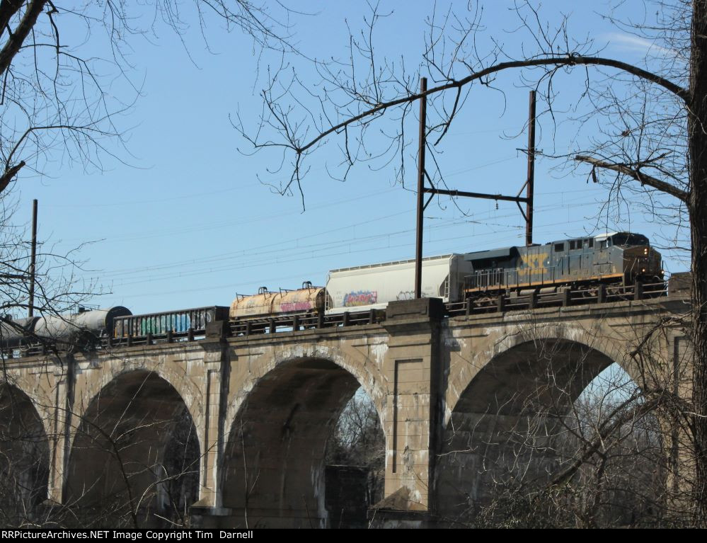 CSX 734 leads Q404